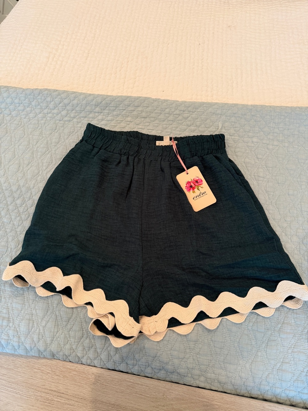 entro Dark Green High-Waist Scalloped Trim Shorts with Cream Edge